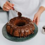 Warme Küchenatmosphäre auf einem Holztisch – Ernährung als Selbstfürsorge