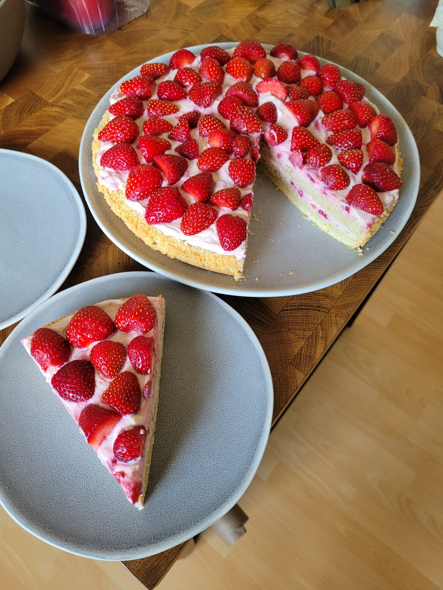 Angeschnittener Erdbeer-Quark Kuchen